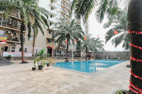 Una piscina al aire libre