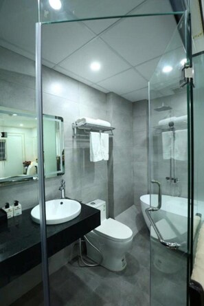 Deluxe Double Room | Bathroom | Shower, free toiletries, hair dryer, slippers - Royal Hotel Kangnam (Hanoi)