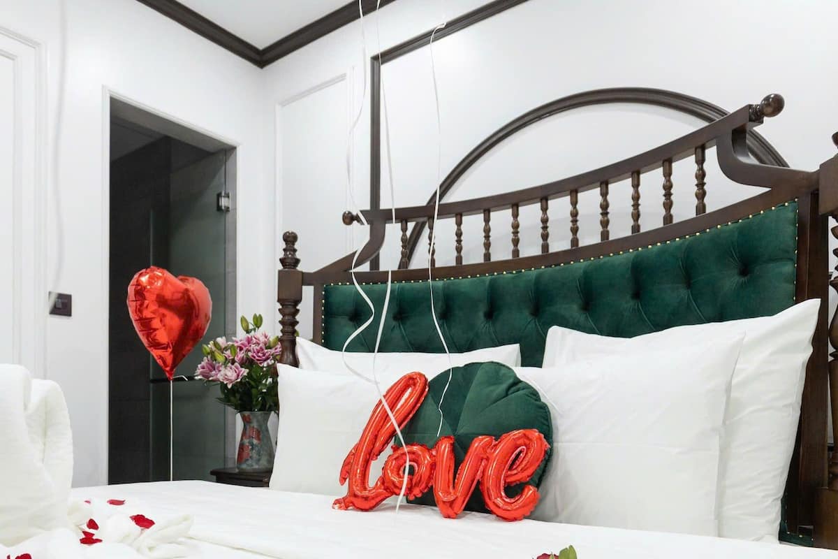 Quarto casal superior, vista para a cidade | Recepção
