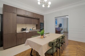 Réfrigérateur, micro-ondes, four, lave-vaisselle