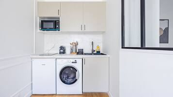 Microondas, parrilla de estufa y cafetera y tetera