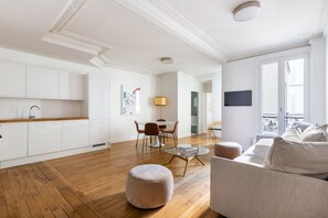 A modern apartment with a kitchen, dining area, and living room. - Eiffel Tower - Renovated 4 people (Paris)