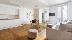 A modern apartment with a kitchen, dining area, and living room. - Eiffel Tower - Renovated 4 people (Paris)