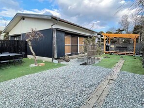 Outdoor dining - Fuji Trip House Amber Kawaguchiko (富士河口湖町)