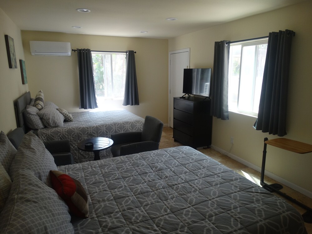 New 2bedroom detached house with full Kitchen WiFi, AC Laundry