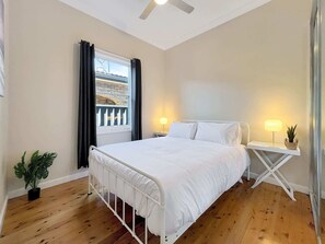 3 bedrooms, desk, iron/ironing board, WiFi - 3-Bed Coastal Haven with Alfresco Dining & BBQ (Belmont South)