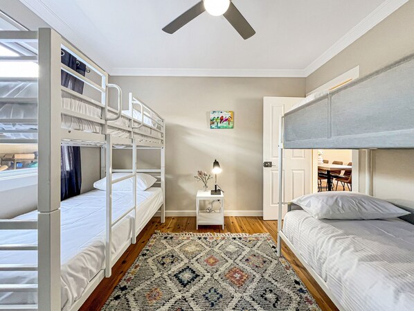 3 Schlafzimmer, Schreibtisch, Bügeleisen/Bügelbrett, WLAN