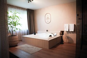 Een bubbelbad, een haardroger, handdoeken, zeep