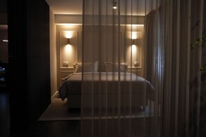 1 bedroom, desk, WiFi, bed sheets