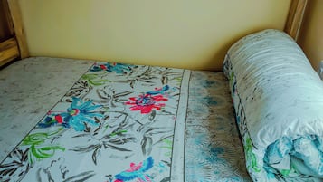 Dormitorio compartido clásico, solo para hombres, para no fumadores | Escritorio, espacio para trabajar con laptop y cortinas blackout