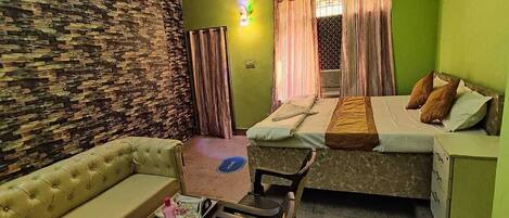 Free WiFi, bed sheets