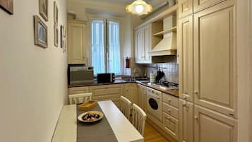 KĂŒhlschrank, Mikrowelle, Ofen, Herdplatte