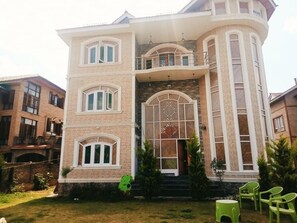 Mặt tiền nơi lưu trú