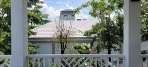 Habitación básica doble, 1 cama King size, vista al jardín | Ropa de cama