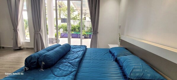 Basic Double Room, 1 King Bed, Garden View