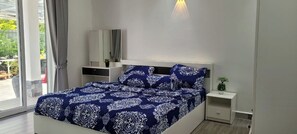 Habitación básica doble, 1 cama King size, vista al jardín | Ropa de cama