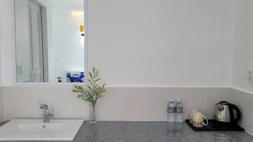 Basic Double Room, 1 King Bed, Garden View | Bed sheets
