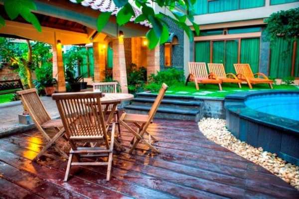 Hồ bơi ngoài trời