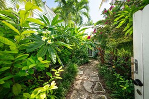 Property grounds - The Flower Power House - Boho Beautiful (Key West)