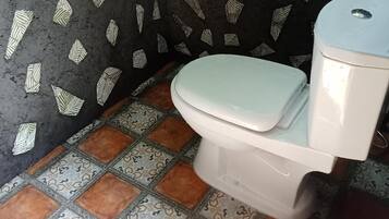 Barraca básica, vista para o pátio | Banheiro | Chuveiro