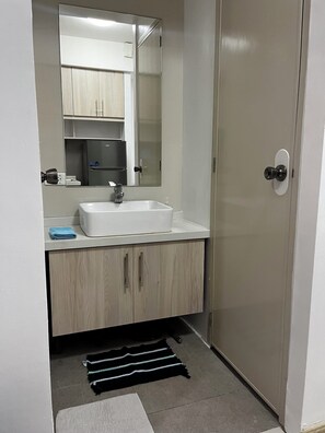 Douche, sĂšche-cheveux, bidet, serviettes fournies