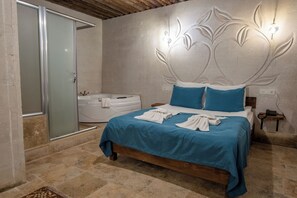 Royal Studio Suite | Jetted tub