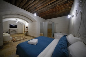 Quarto casal luxo | 1 quarto, roupas de cama premium, frigobar, individualmente decorados