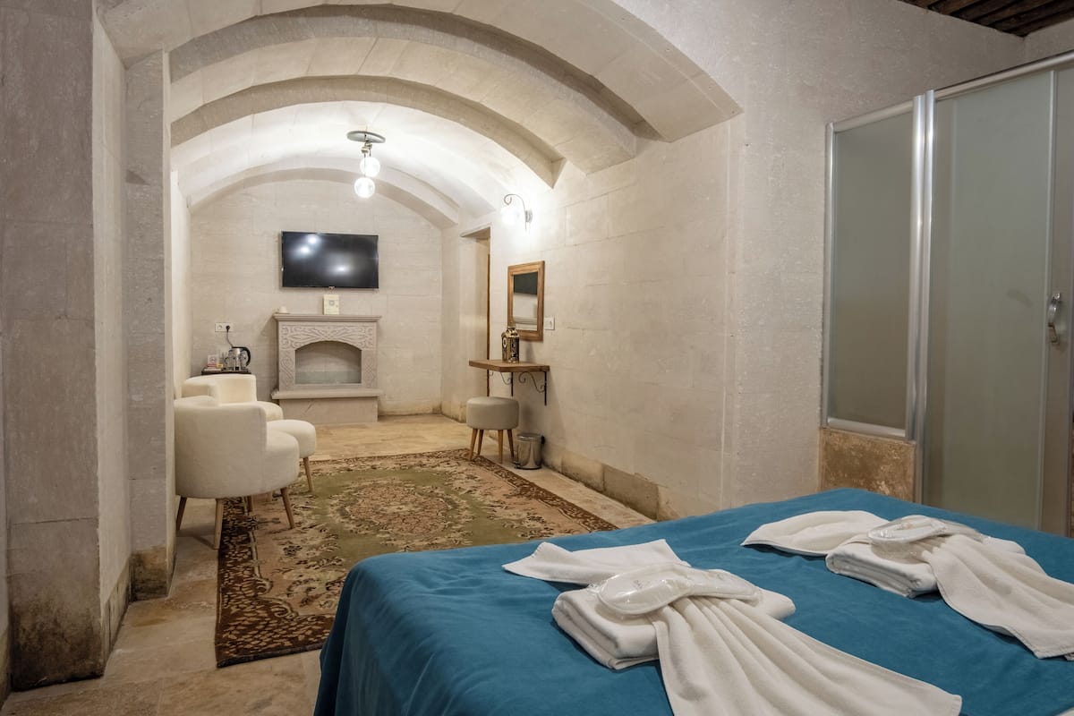 Ropa de cama de alta calidad, minibar y escritorio 