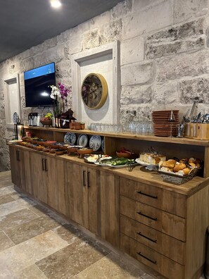 Café da manhã com buffet grátis todos os dias