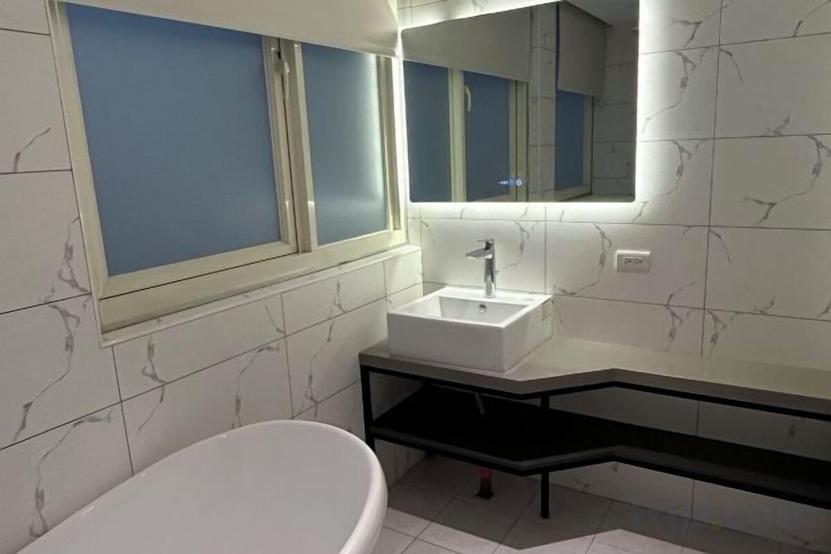 Bathroom | Separate tub and shower, hydromassage showerhead, hair dryer, towels