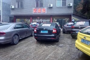 Um edifício com uma placa que diz 'Xingcheng Road'.