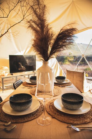 Dining - Cozy Geodome Farmstay Near National Parks - Remote Work Friendly (Reedley)