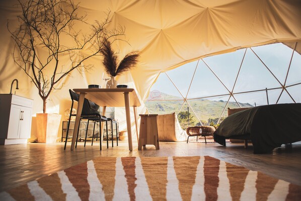 1 bedroom, free WiFi, bed sheets - Cozy Geodome Farmstay Near National Parks - Remote Work Friendly (Reedley)