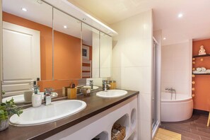 Haartrockner, Handtücher, Seife, Shampoo