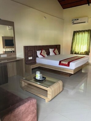 Dobbeltrom – deluxe, balkong, hageutsikt | Skrivebord for bærbar PC og wi-fi (inkludert)