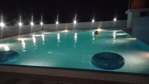 室外  游泳池