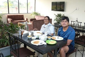 Bao gồm bữa sáng đầy đủ hàng ngày 