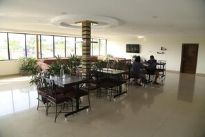 Café da manhã completo grátis todos os dias