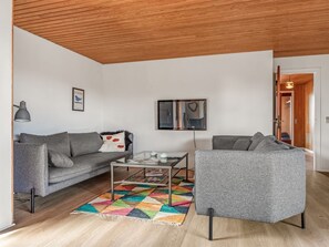 Una televisión, una chimenea