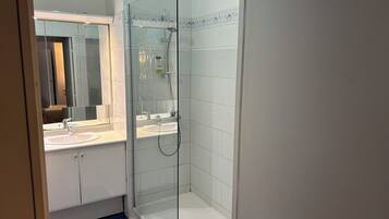 Douche, sĂšche-cheveux, serviettes fournies, papier toilette