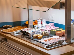 A buffet with various food items, including pastries, meats, and dairy products. - Aparthotel Adagio Access Paris Sud Villejuif (Villejuif)