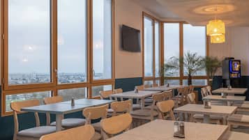 Se ofrece un desayuno bufé (15 EUR por persona)