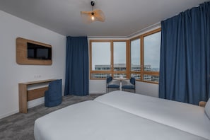 Classic Studio, 2 Single Beds | 1 bedroom, in-room safe, desk, laptop workspace