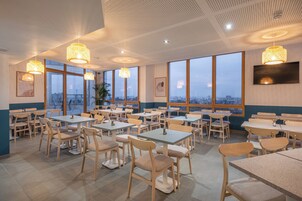 Café da manhã com buffet todos os dias (EUR 15 por pessoa) 