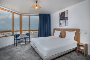 Estúdio clássico, 2 camas de solteiro | Cofres nos quartos, escrivaninha, espaço de trabalho para notebook