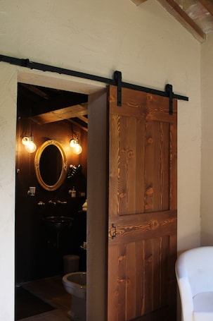 Camera Nocciola | Bathroom | Hair dryer, bidet, towels, soap. Cantina D'Erasmo