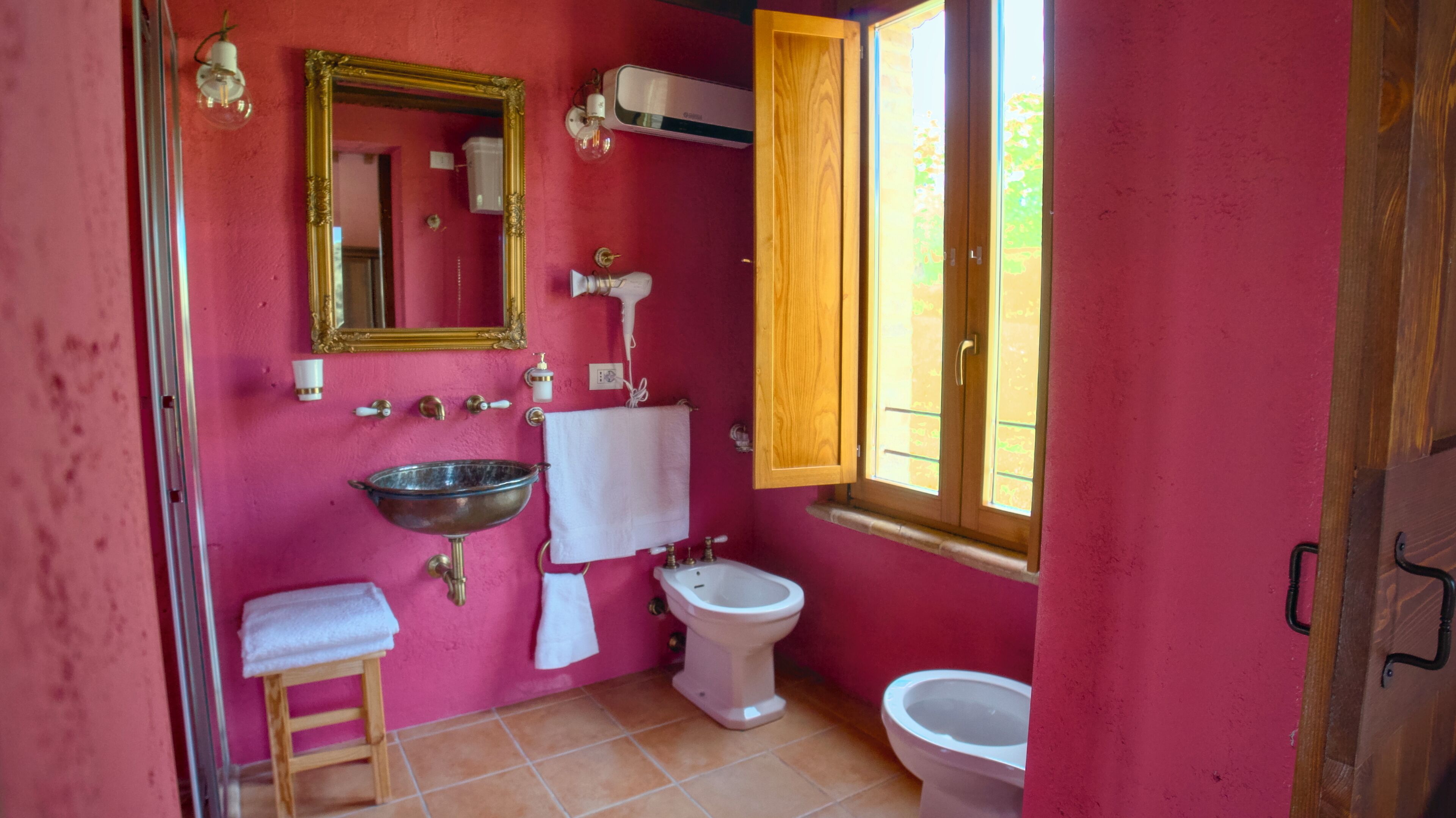 Camera Rosa | Badezimmer | Haartrockner, Handtücher, Seife, Toilettenpapier