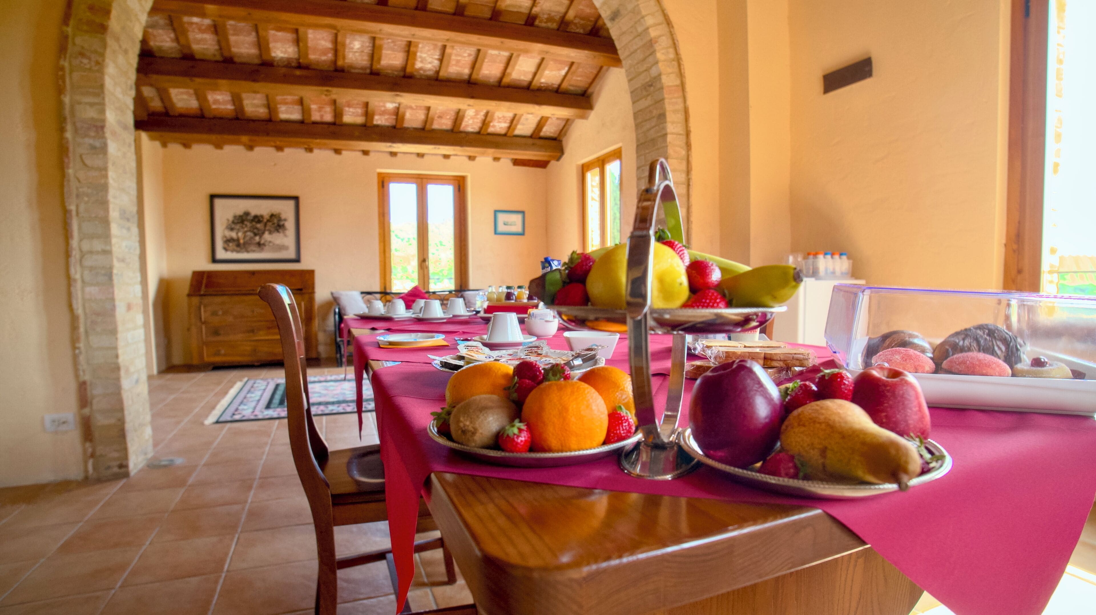 朝食 (コンチネンタル ブレックファスト)、毎日提供 (無料)