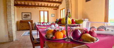 Free daily continental breakfast