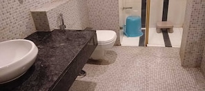Deluxe Double Room | Bathroom - White Ridge Hotel Banjara Hills (Hyderabad)